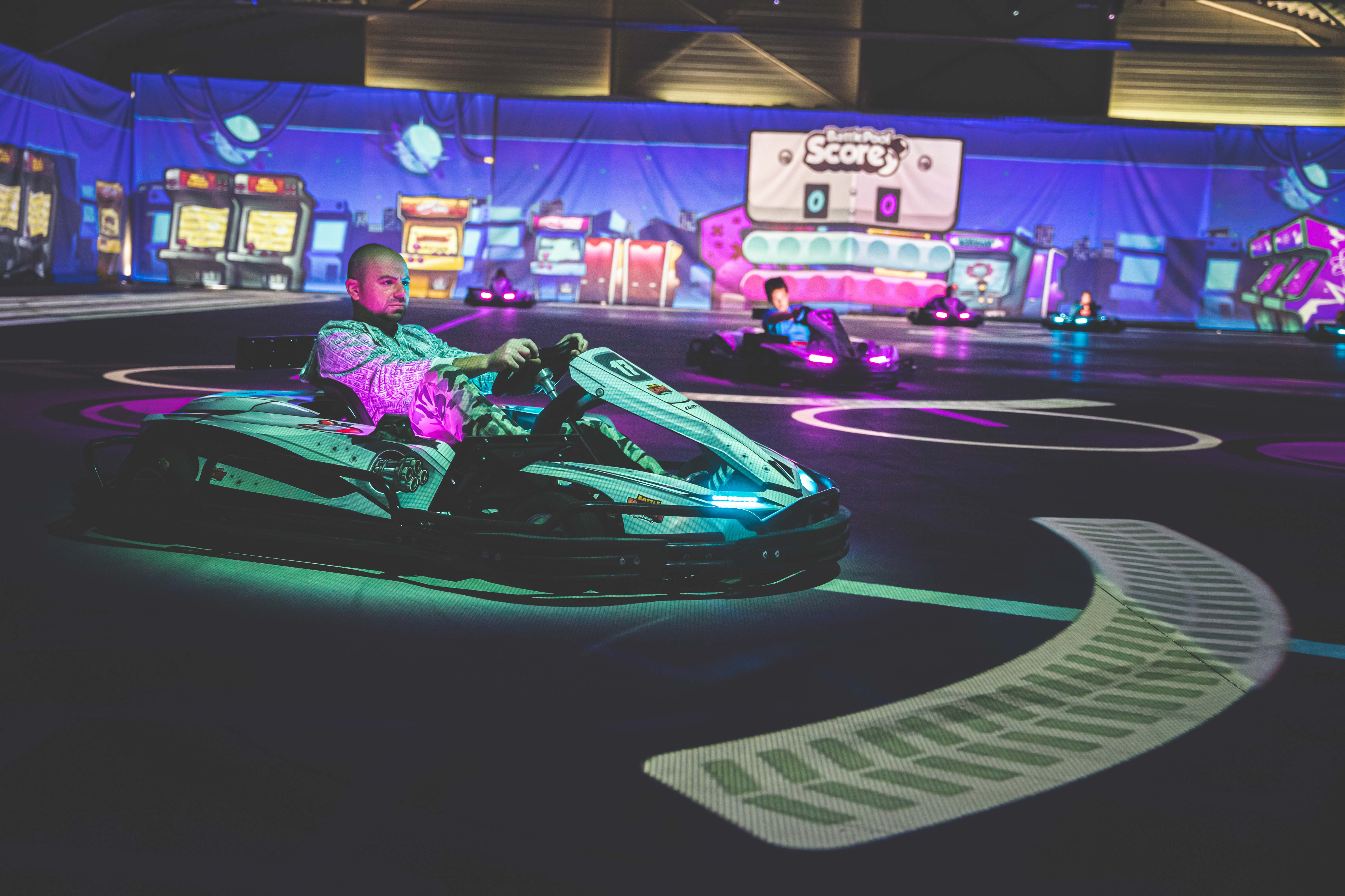 Spieler im Kart zielt auf einen riesigen Ball im BattlePool-Modus bei BattleKart Wien